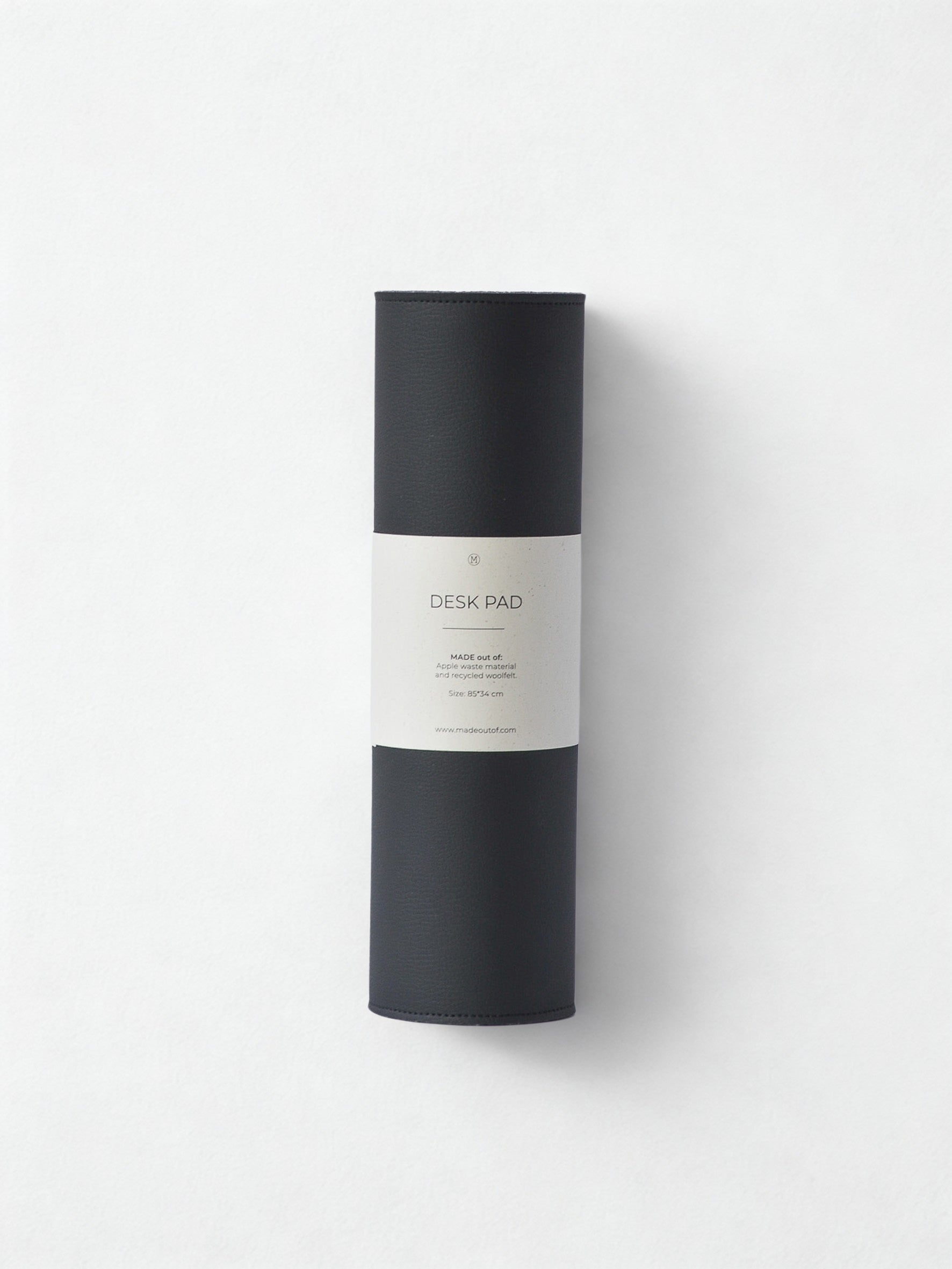 Bureau onderlegger en desk pad RAY in de kleur zwart. Maak jouw duurzame kantoor compleet. Handgemaakt van appel leer en gerecycled wolvilt.