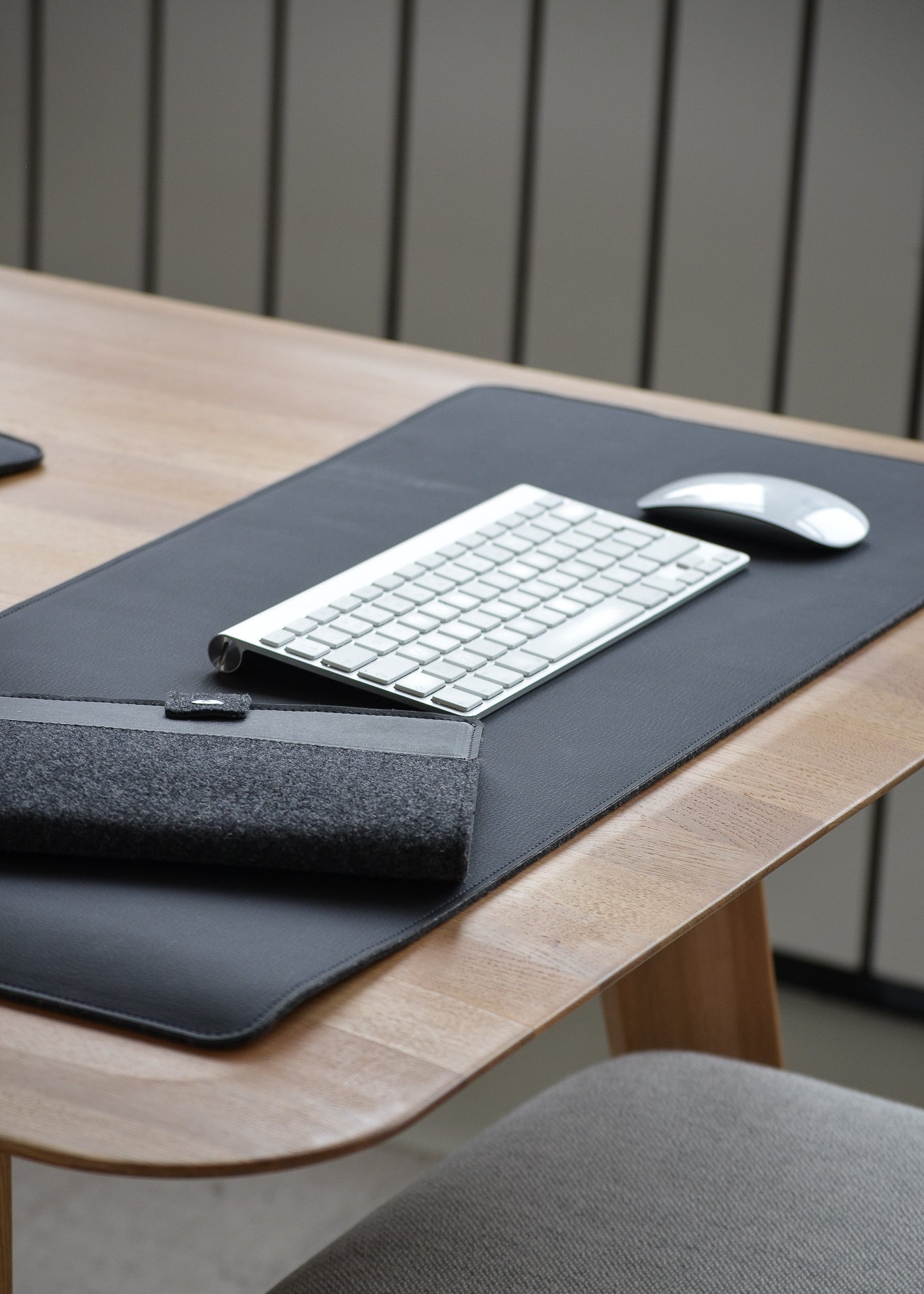 Duurzaam Bureau onderlegger RAY van vegan appelleer zwart