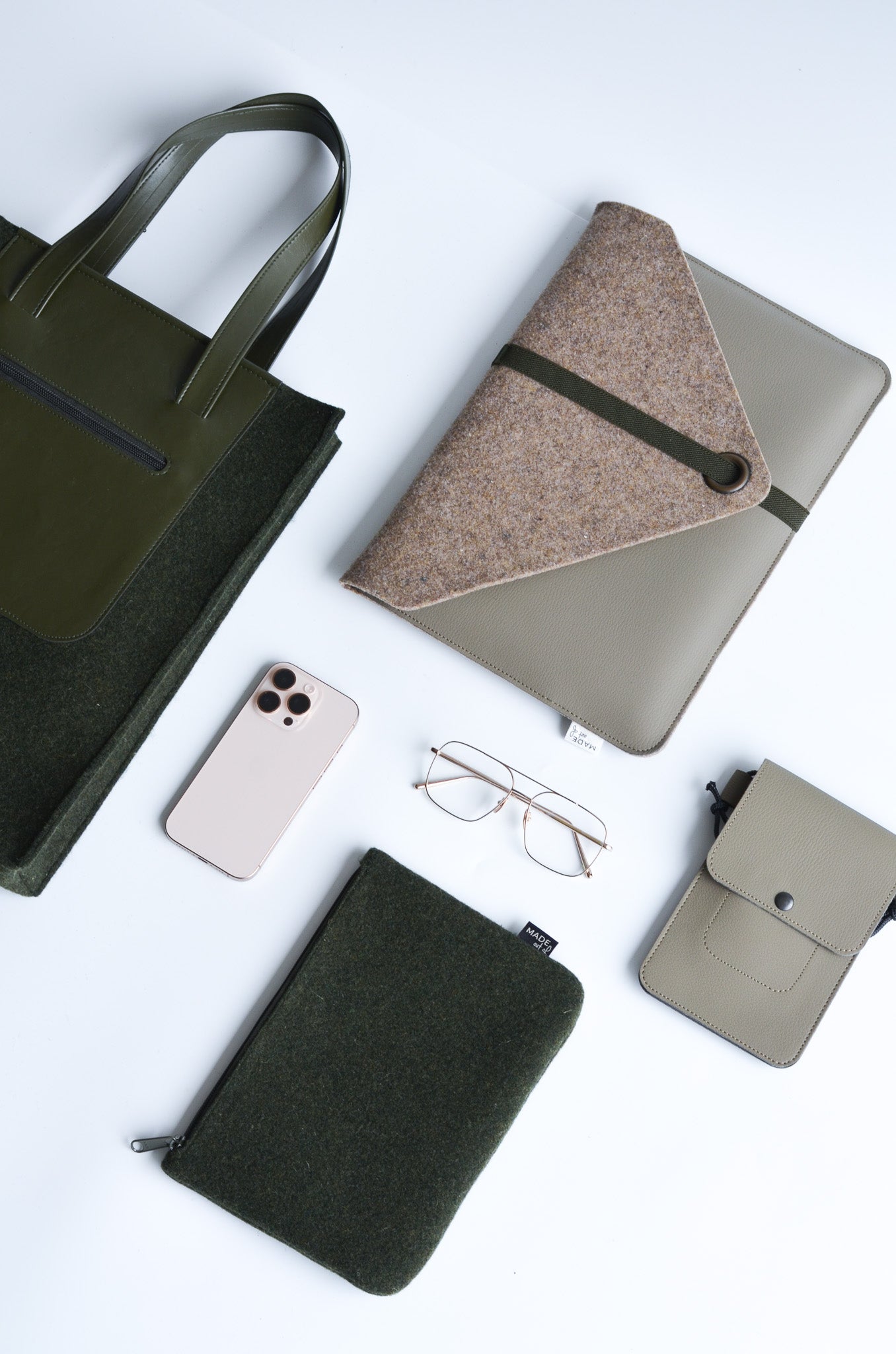 Duurzame-laptophoes-MARO-paperbag-KIEN-etui-SAAR-recycled-vilt-vegan-appelleer-taupe-groen-2.jpg