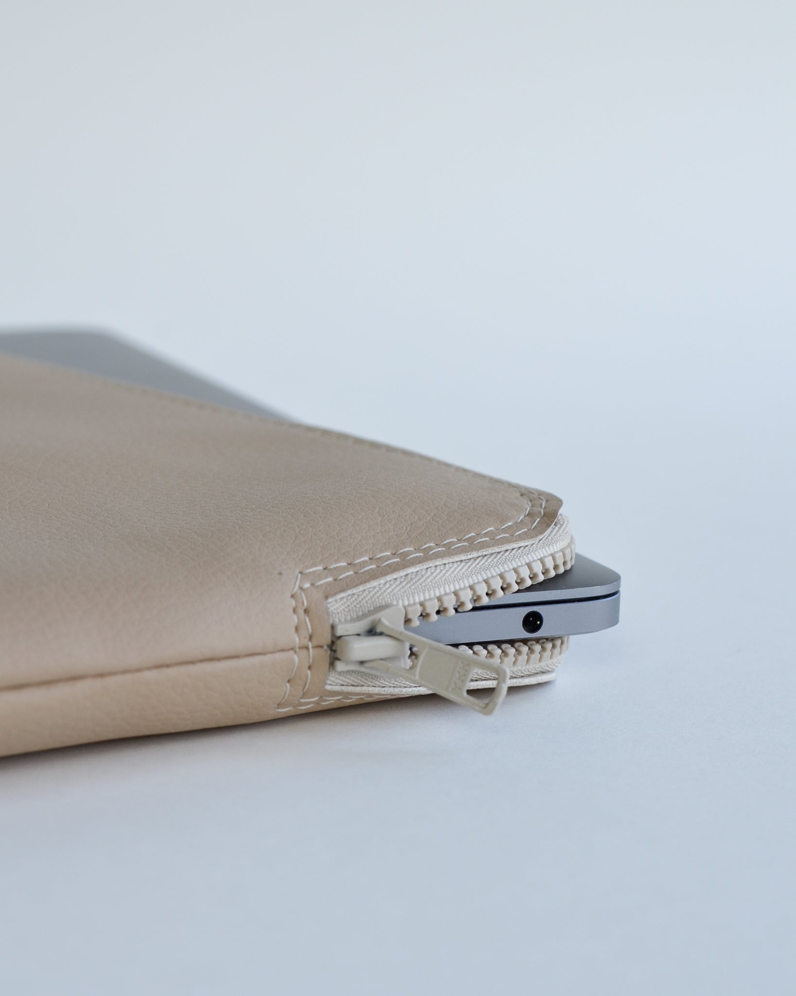 duurzame laptophoes Max van vegan appelleer zonder handvatten beige rits