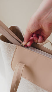 video van duurzame shopper Marly handgemaakt van gerecycled wolvilt beige