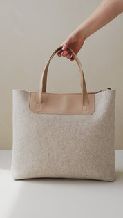 video van Duurzame shopper Marly handgemaakt van gerecycled wolvilt beige