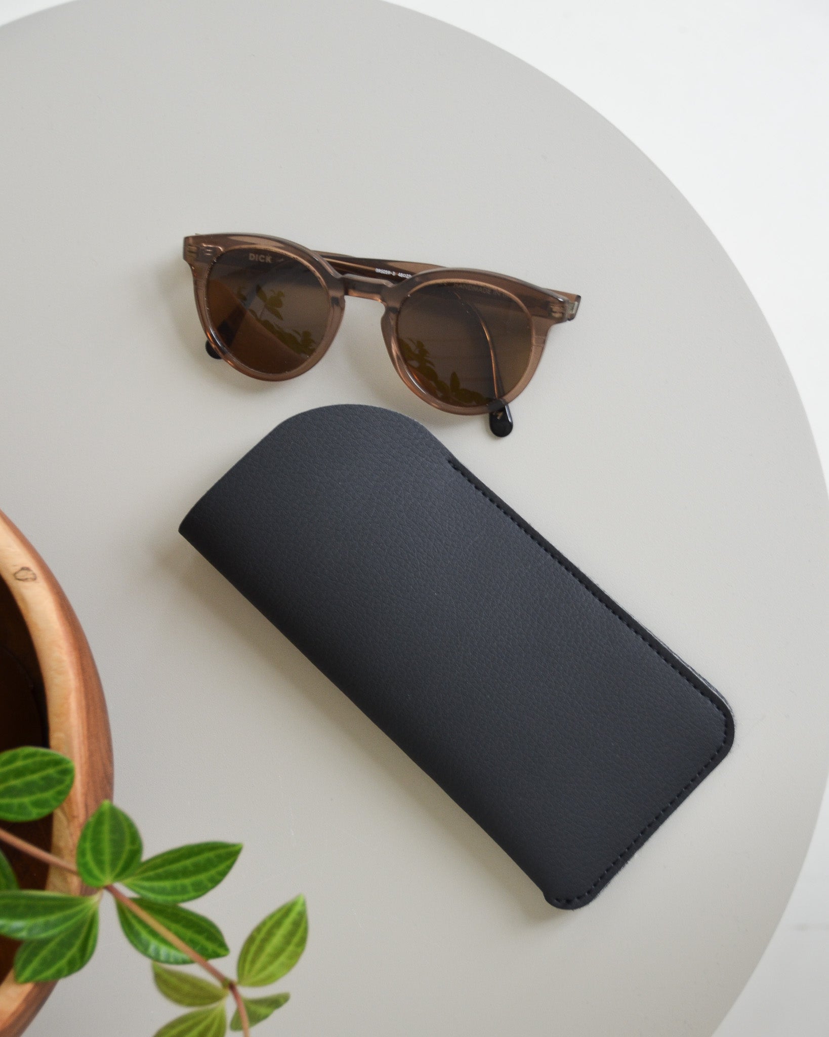 Duurzame-sustainable-brillenkoker-sunglass-pouch-appelleer-apple-leather-MADEoutof-zwart-1.jpg