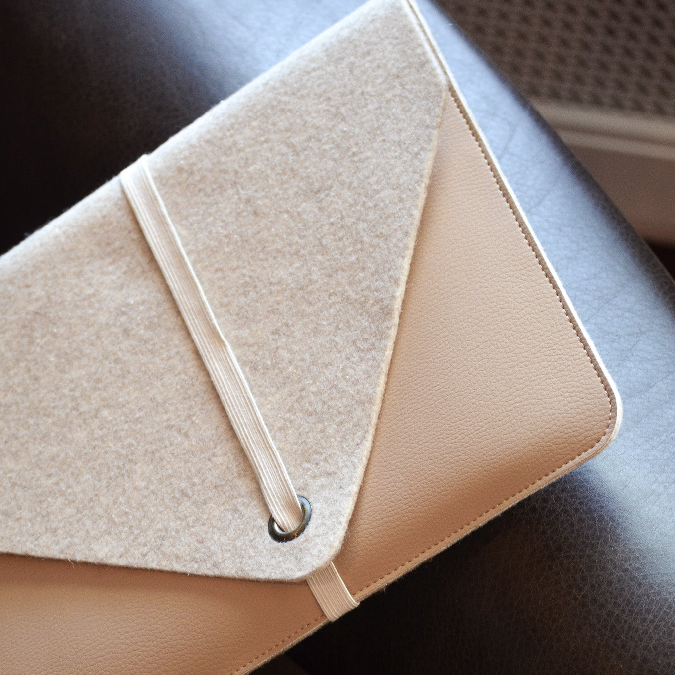 Duurzame-sustainable-laptop-sleeve-MARO-recycled-vilt-vegan-appelleer-beige-combi-3.png