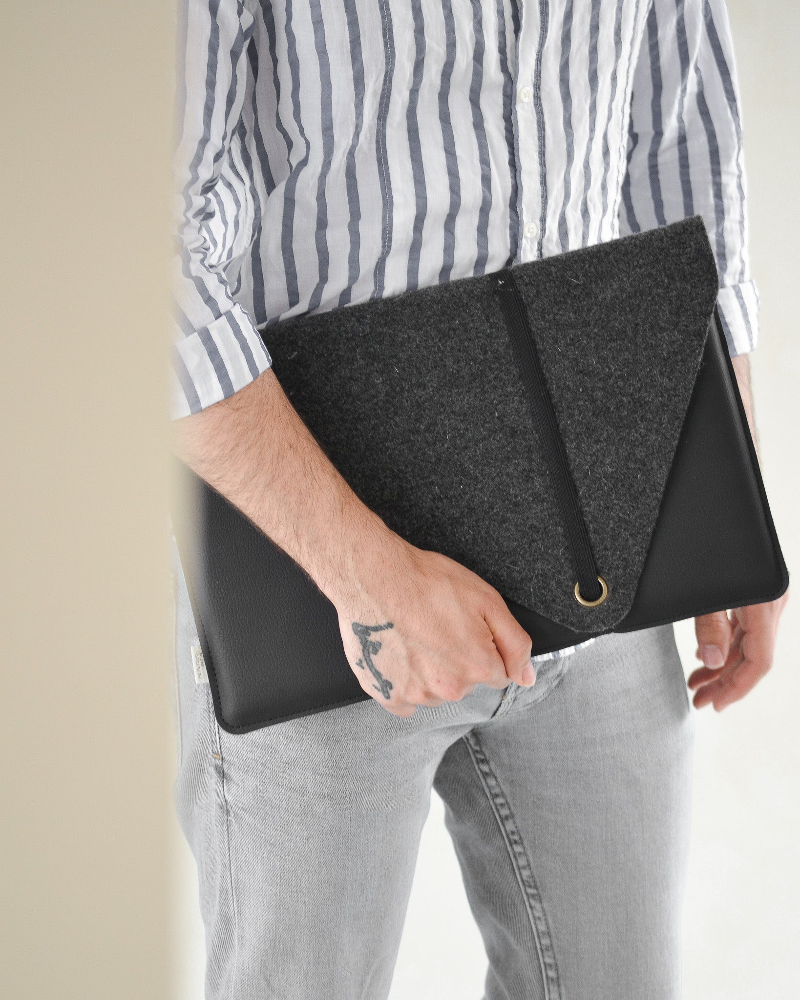 Duurzame-sustainable-laptop-sleeve-recycled-vilt-vegan-apple-leather-MADEoutof-MARO-black-3.jpg