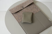 laptophoes met flap en portemonnee puck van gerecycled wolvilt en vegan appelleer taupe