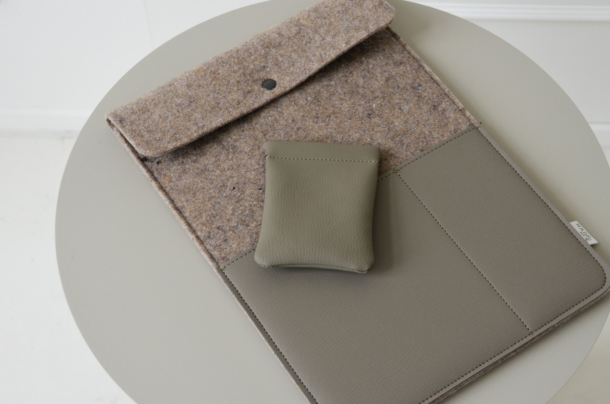 laptophoes met flap en portemonnee puck van gerecycled wolvilt en vegan appelleer taupe