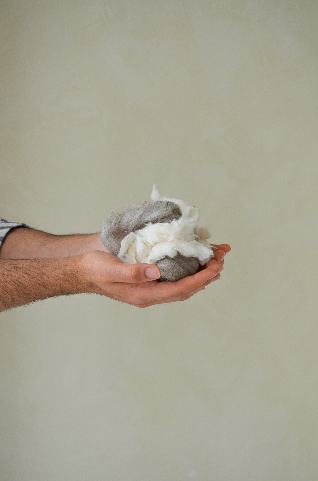 Duurzame-sustainable-office-lifestyle-products-circular-lifestyle-madeinNL-MADEoutof-material-recycled-wool-3.png