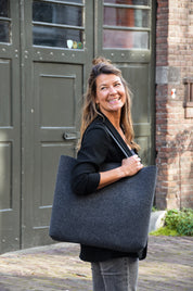 Duurzame shopper Marly handgemaakt van gerecycled wolvilt zwart met vrouw buiten