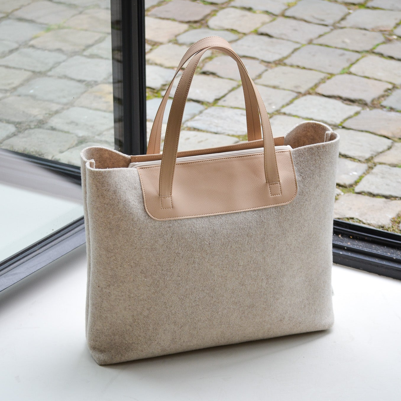 Duurzame-sustainable-shopper-totebag-recycled-vilt-vegan-apple-leather-MARLY-beige-7.png