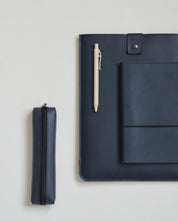 set Duurzame pennenetui Dot, laptophoes Nouk en notebook Loop van gerecycled leerafval nacht blauw