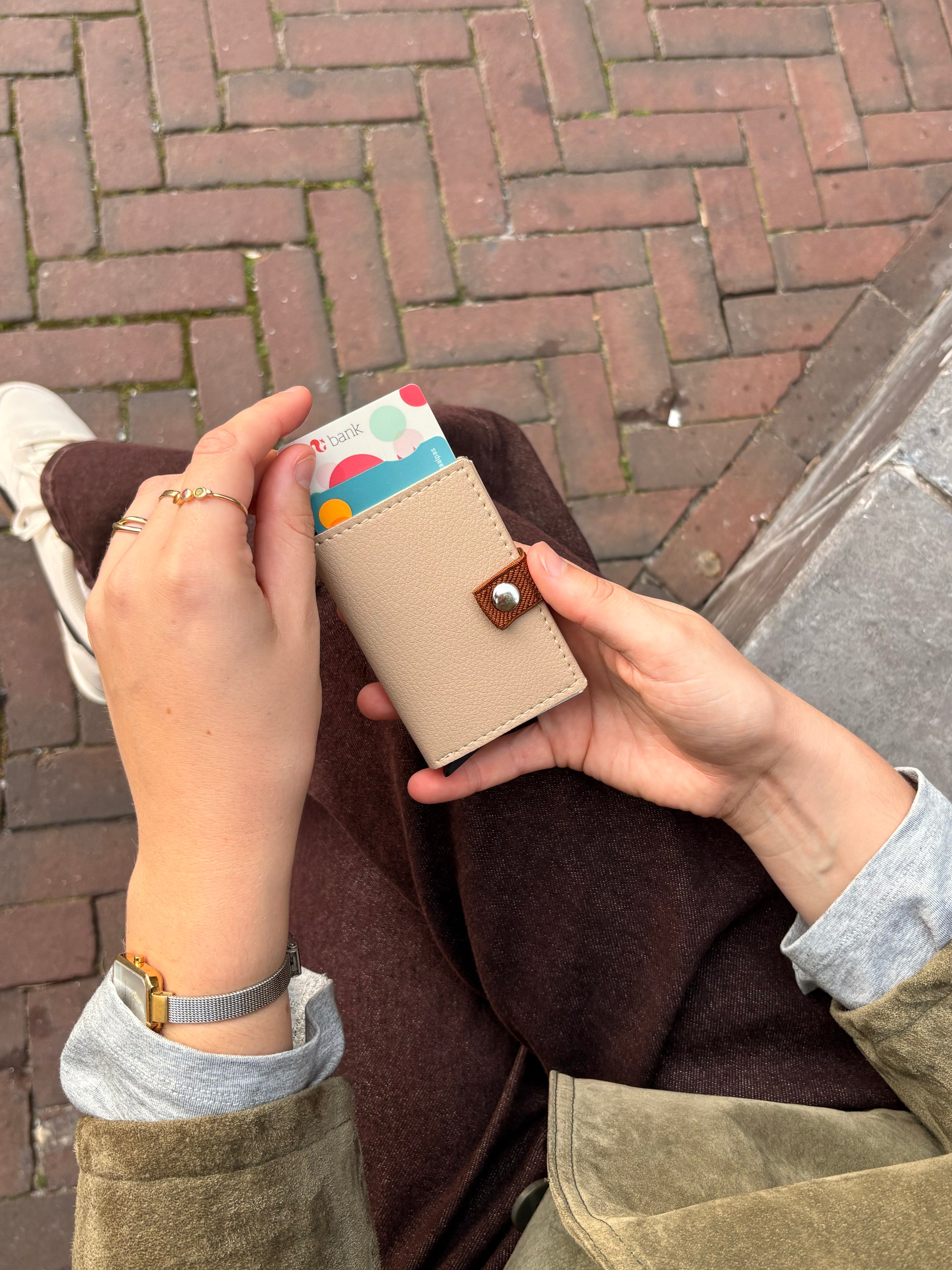 MadeOutOf-Kaarthouder-CHARLY-veganAppleSkin-beige-1.jpg