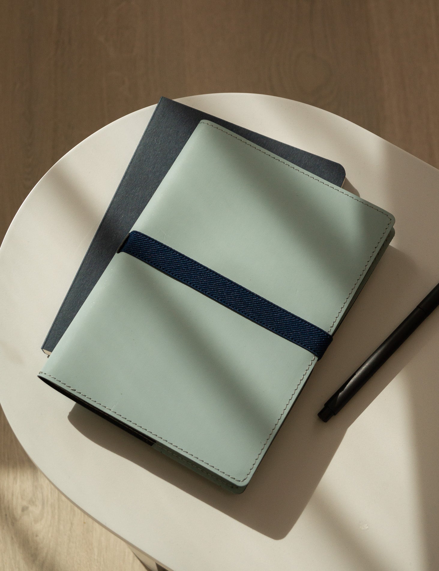 MadeOutOf-Notebook-OTIS-recycledLeather-oceaangroen-5.jpg