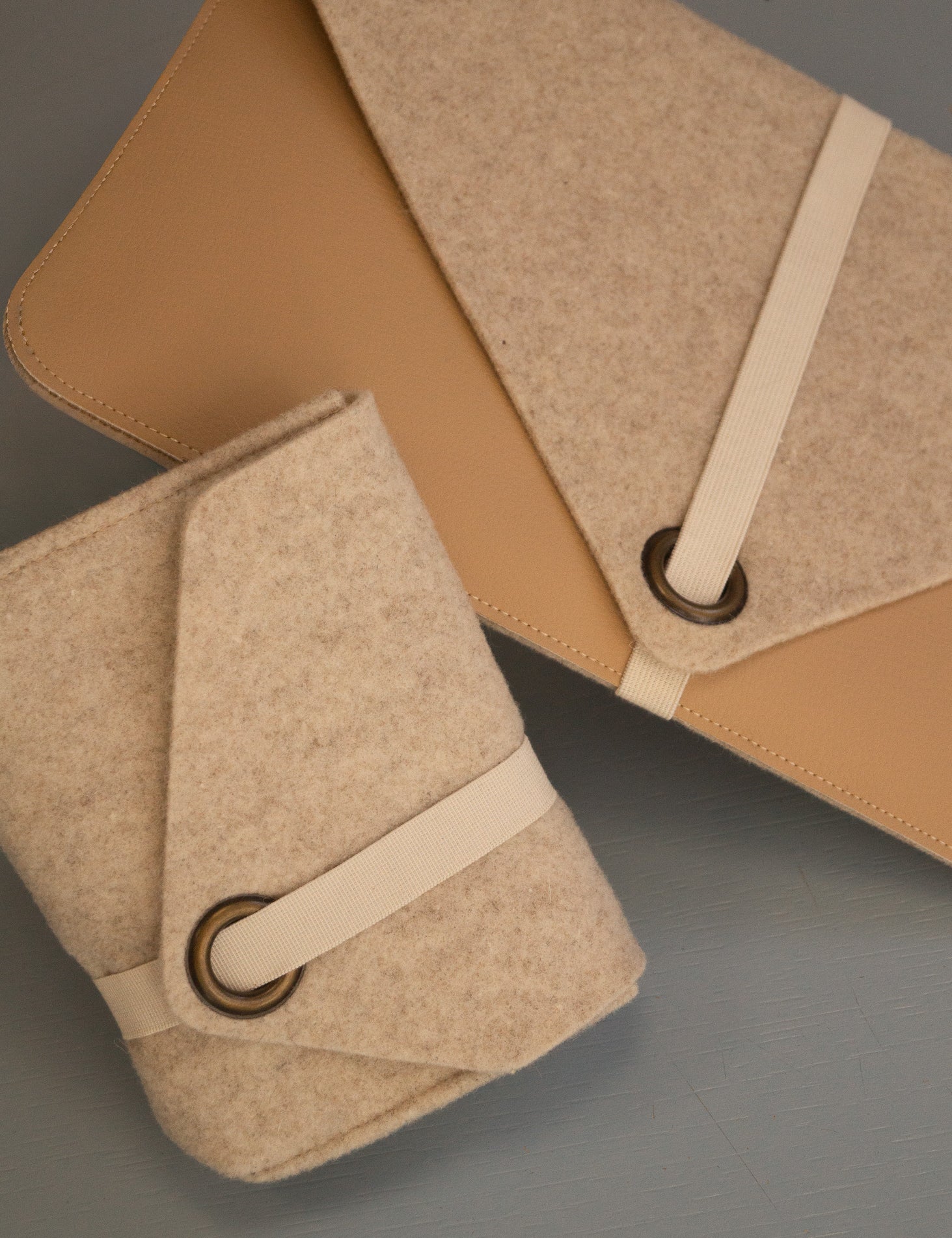 MadeOutOf-laptopsleeve-MARO-cablebag-SUUS-woolfelt-appleskin-beige-2.jpg