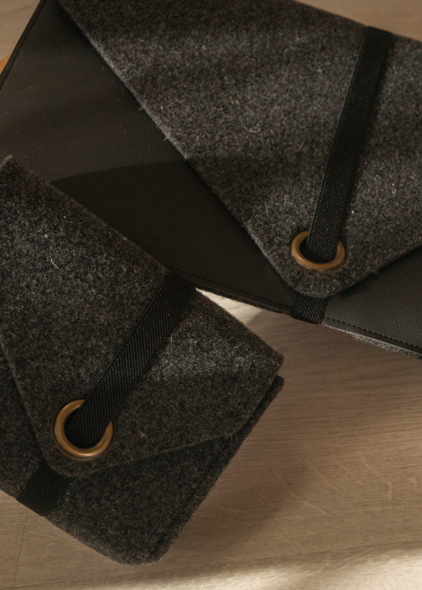 MadeOutOf-laptopsleeve-MARO-cablepouch-SUUS-woolfelt-appleskin-black-1.jpg