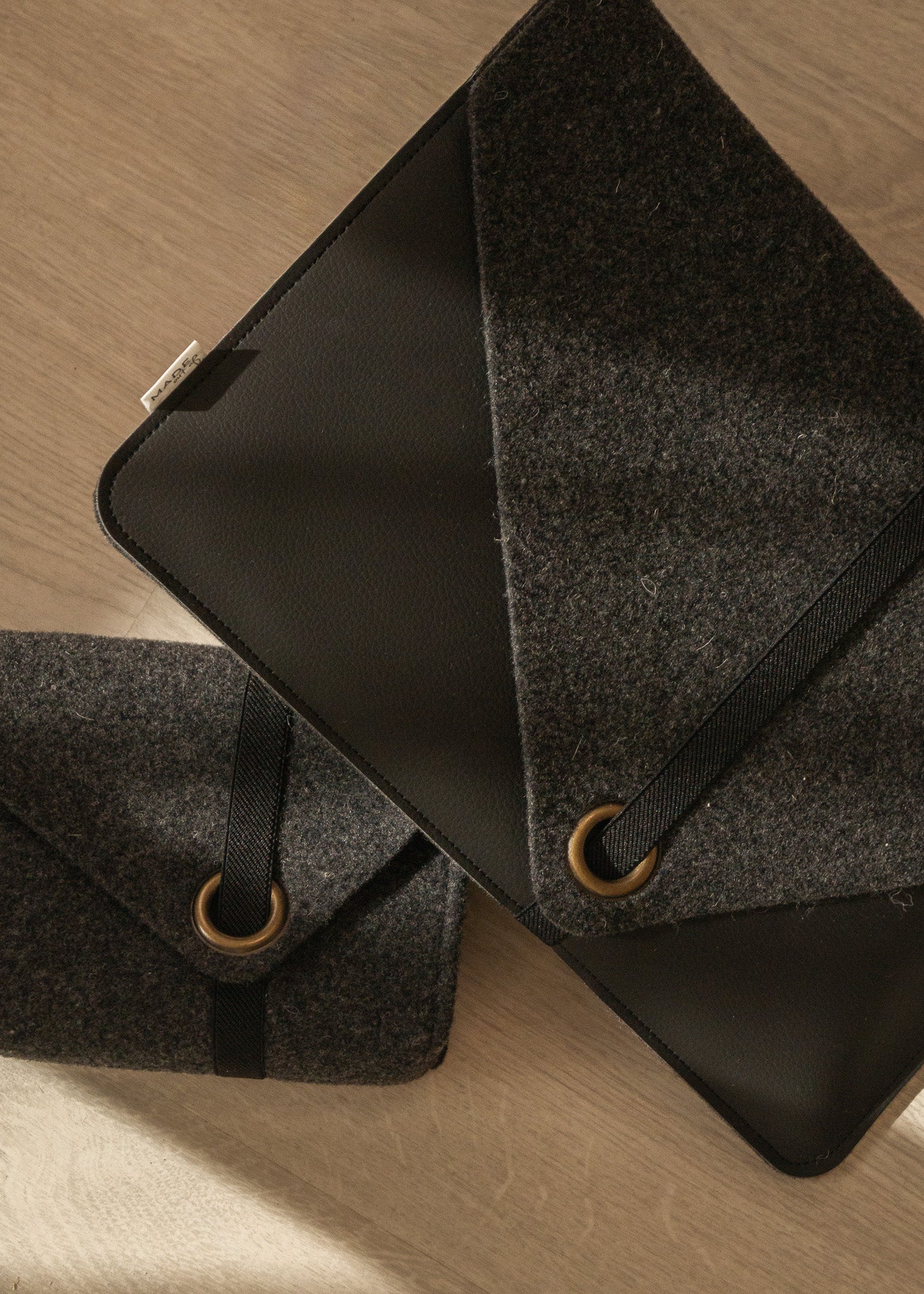 MadeOutOf-laptopsleeve-MARO-cablepouch-SUUS-woolfelt-appleskin-black-2.jpg