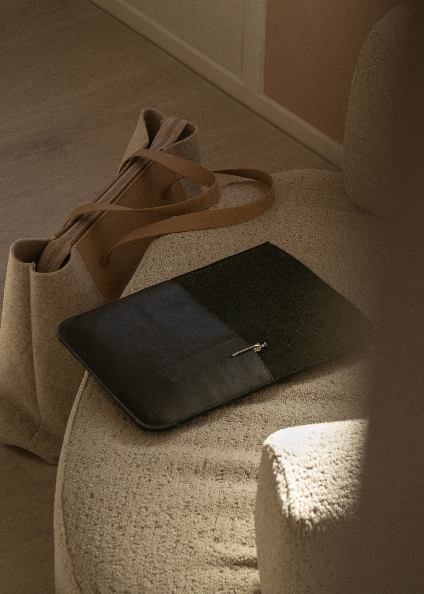 MadeOutOf-laptopsleeve-SAM-woolfelt-bambooskin-green-7.jpg