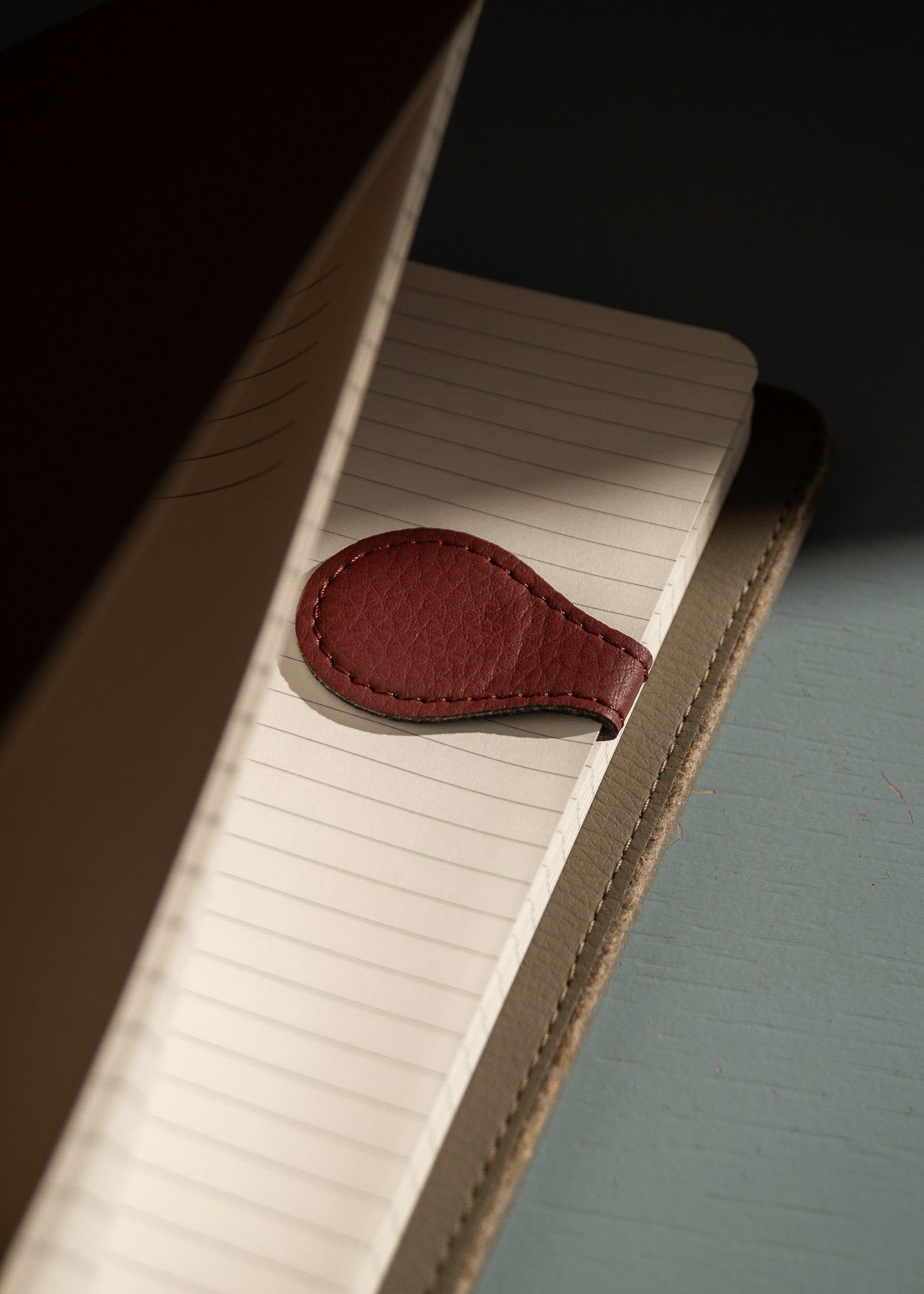 MadeOutOf-notebook-LOT-magneticbookmark-CAS-woolfelt-appleskin-taupe-bordeaux-2.jpg