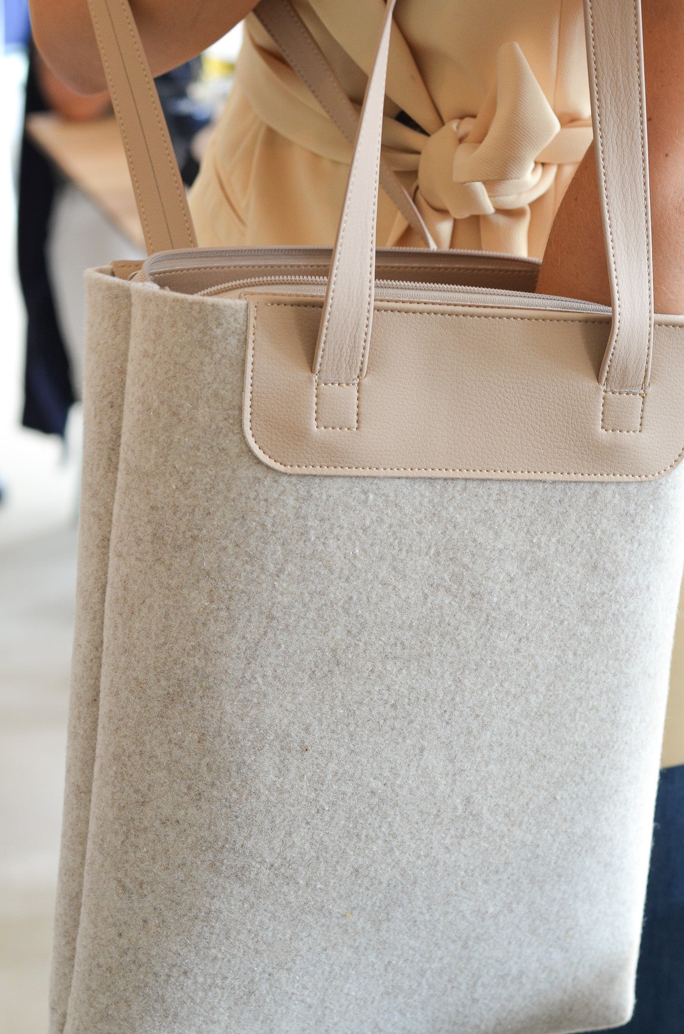 Duurzame shopper LIN van gerecycled wolvilt  beige met handvatten van vegan appelleer