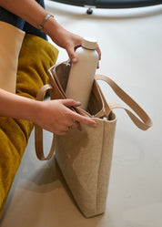 vrouw met duurzame shopper LIN van gerecycled wolvilt  beige met  drinkfles in haar hand