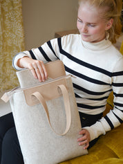 vrouw met duurzame shopper LIN  en laptophoes Maro van gerecycled wolvilt  beige 