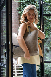 Duurzame shopper Marly handgemaakt van gerecycled wolvilt taupe met vrouw