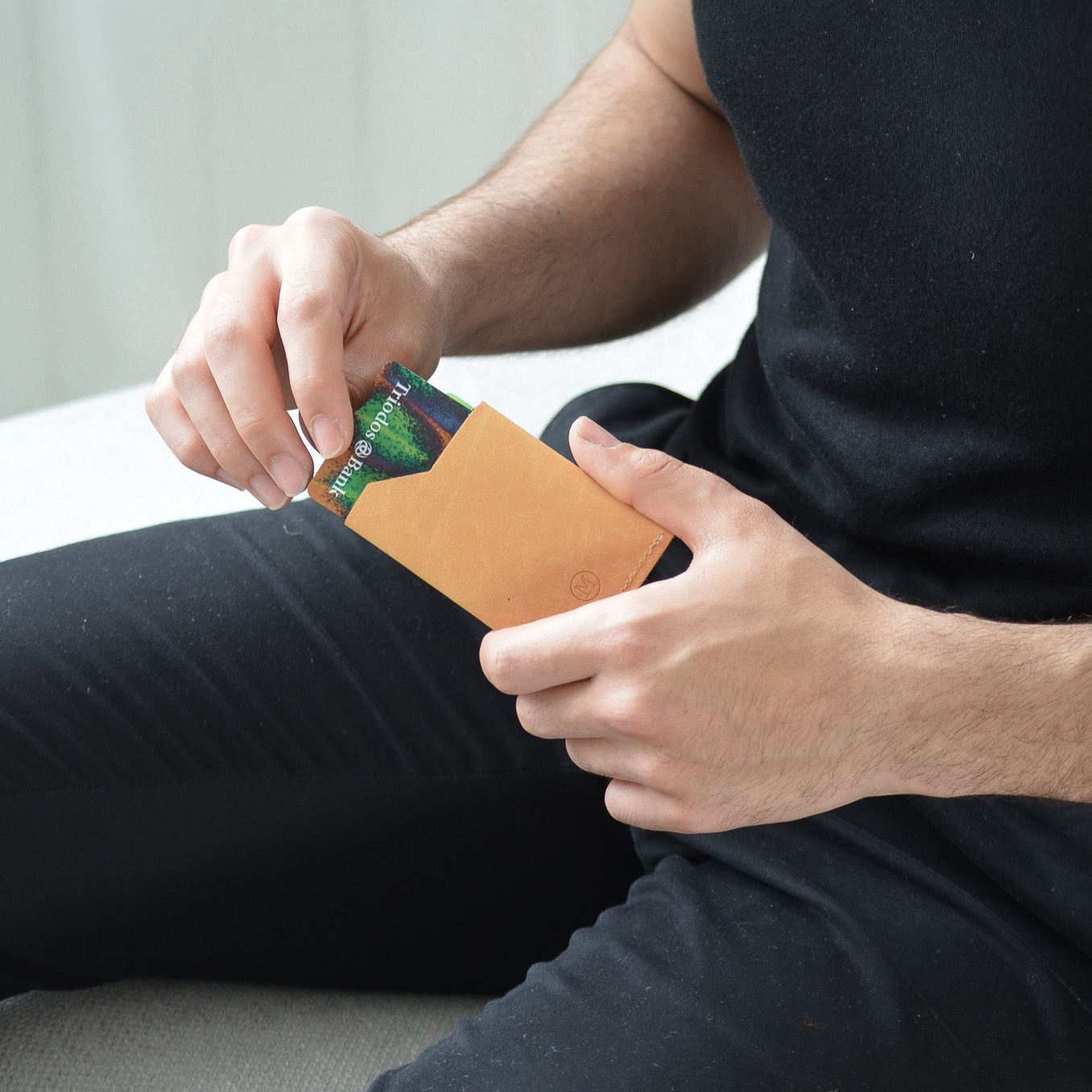 Sustainable-duurzame-accessories-wallet-cardholder-kaarthouder-pashouder-recycled-leather-MADEoutof-SLIM-8.png