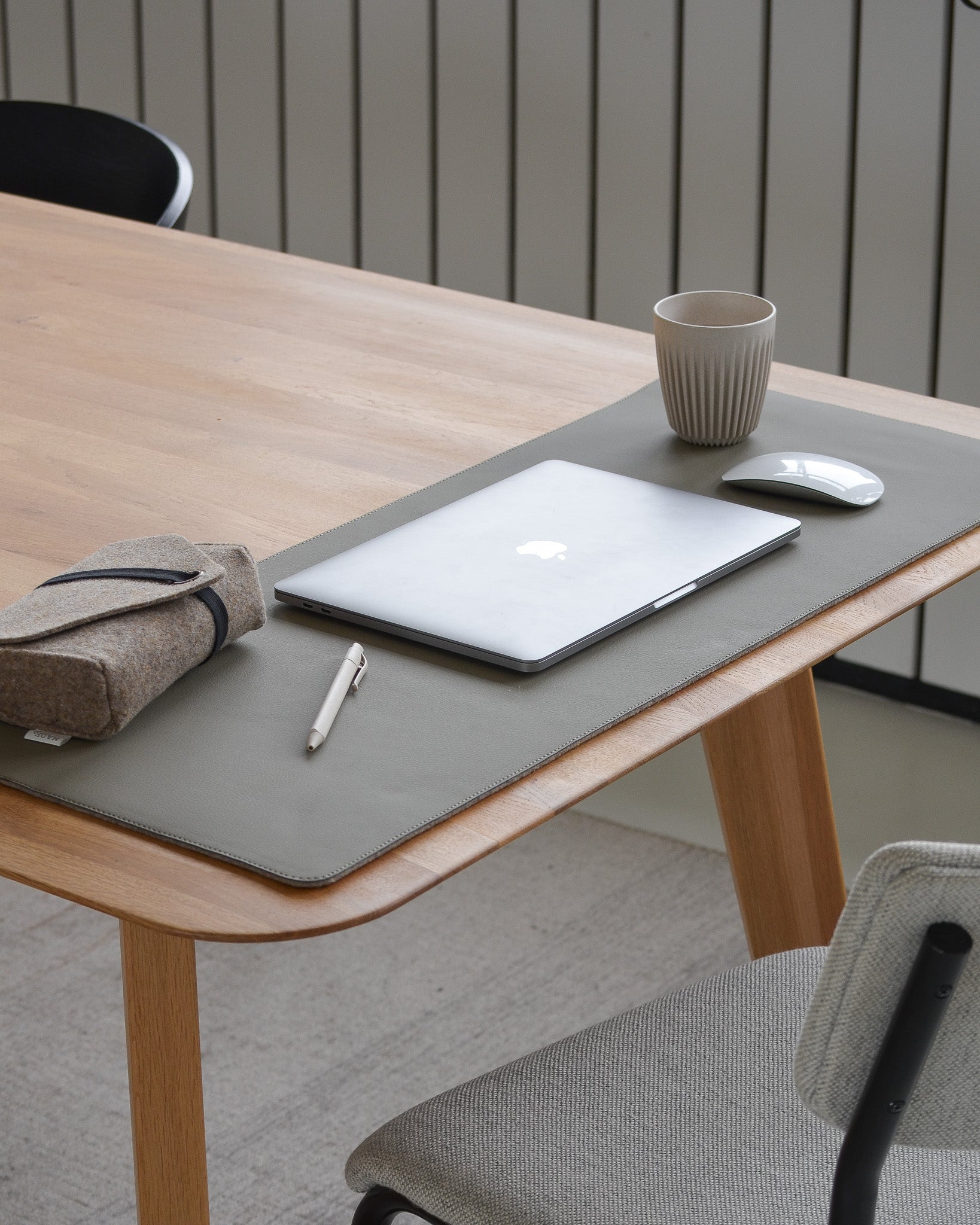 Sustainable-duurzame-deskpad-bureaumat-muismat-vegan-apple-leather-MADEoutof-RAY-taupe-2.jpg