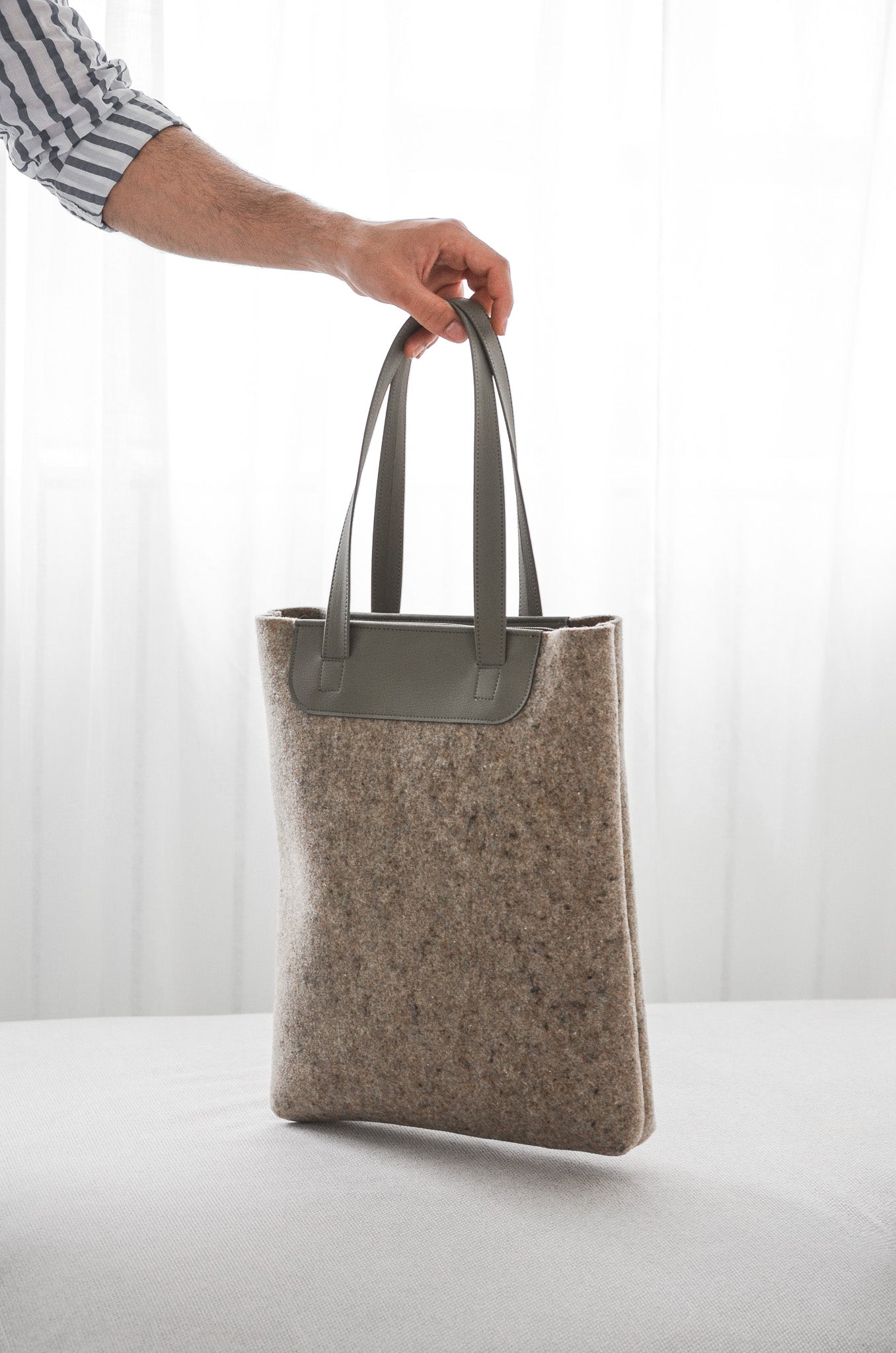 Sustainable-duurzame-shopper-handtas-recycled-vilt-MADEoutof-LIN-taupe-2.jpg