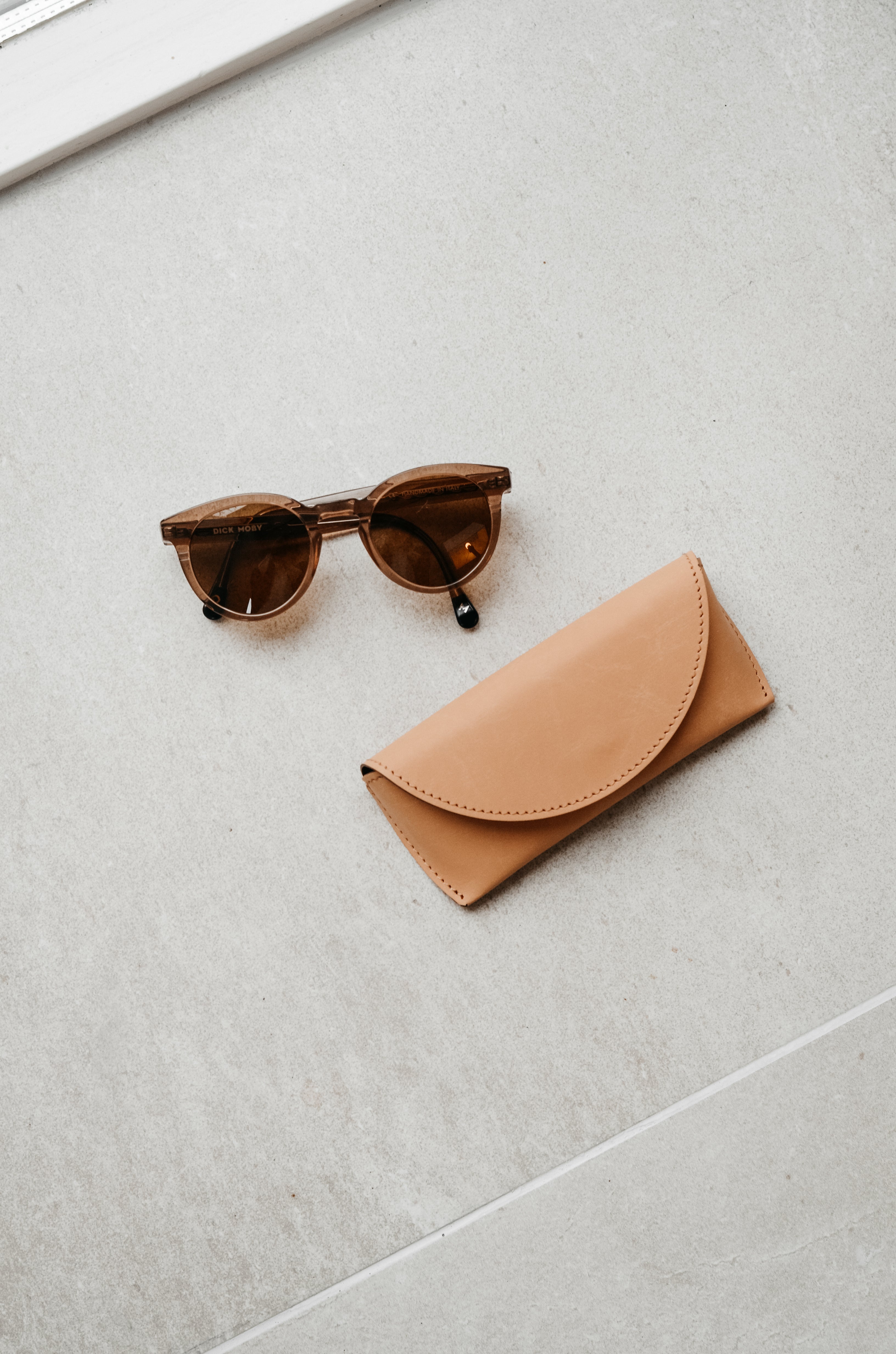 duurzame-brillenkoker-sustainable-sunglass-pouch-case-gerecycled-leer-leather-nederland-made-out-of-6.jpg