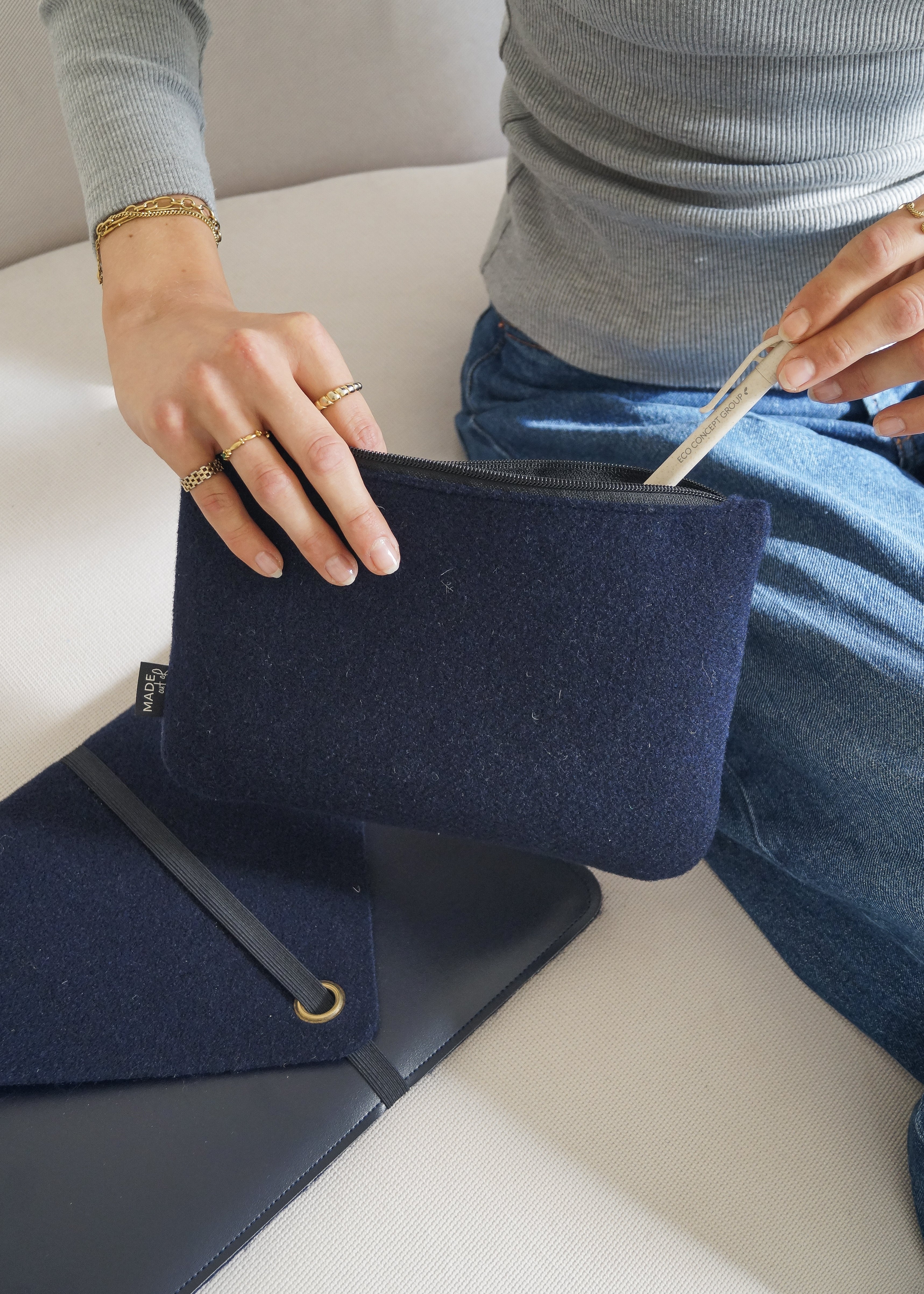 duurzame-laptopsleeve-etui-recycledvilt-veganleather-MARO-SAAR-blauw-2.jpg