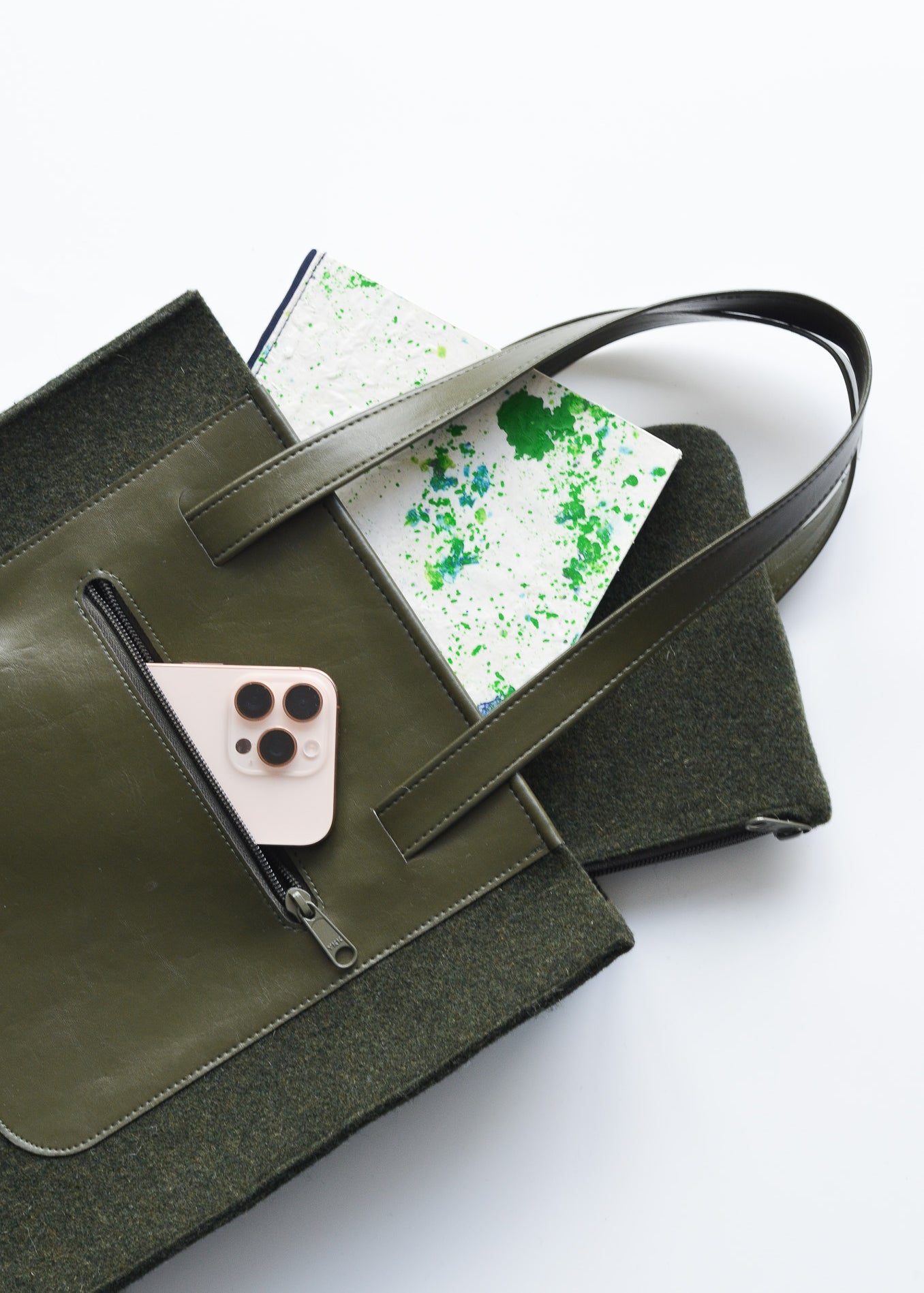 duurzame-paperbag-tas-KIEN-etui-SAAR-recycled-wolvilt-groen-1.jpg