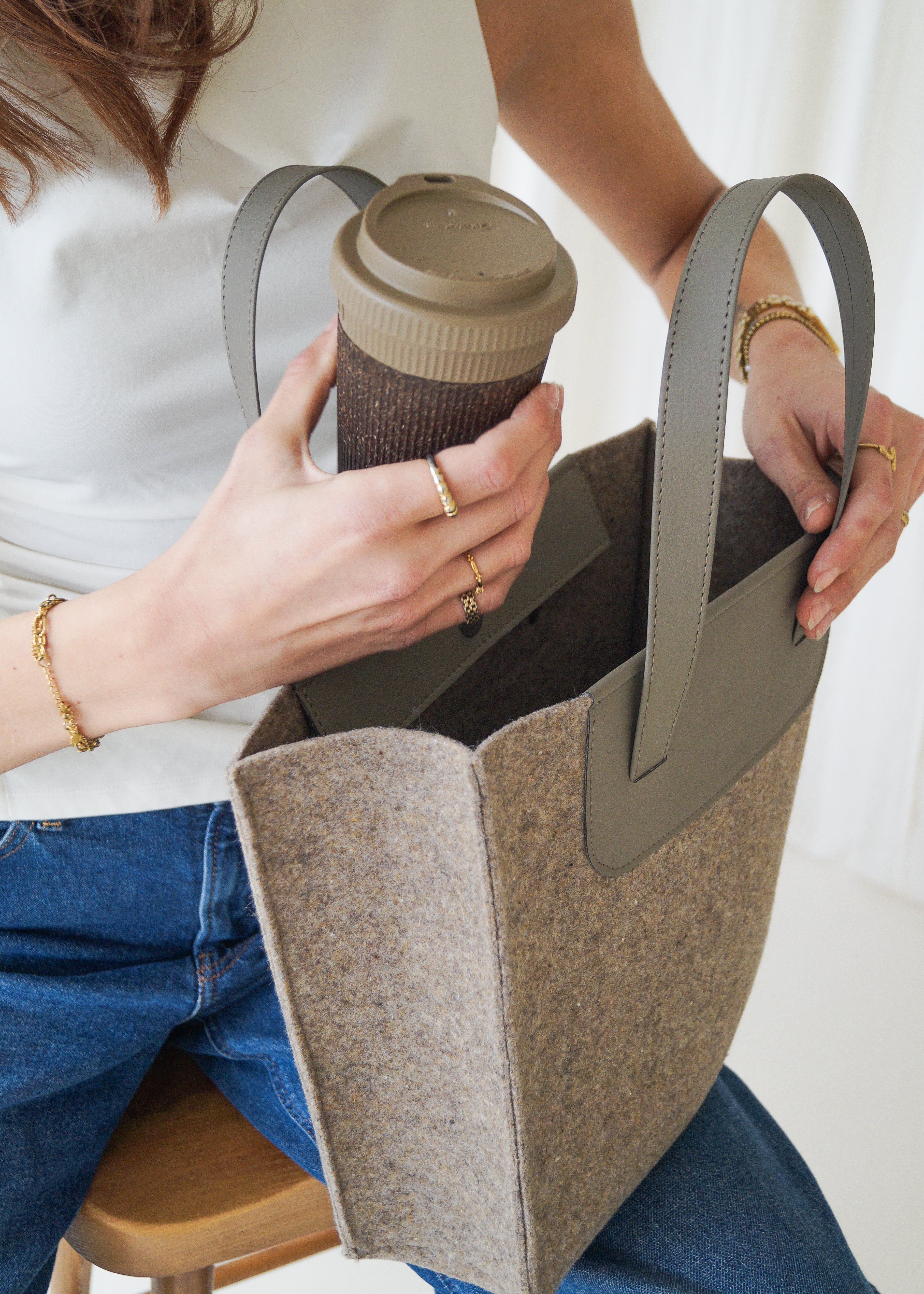duurzame-tas-recycledvilt-veganleather-ANNE-taupe-4.jpg