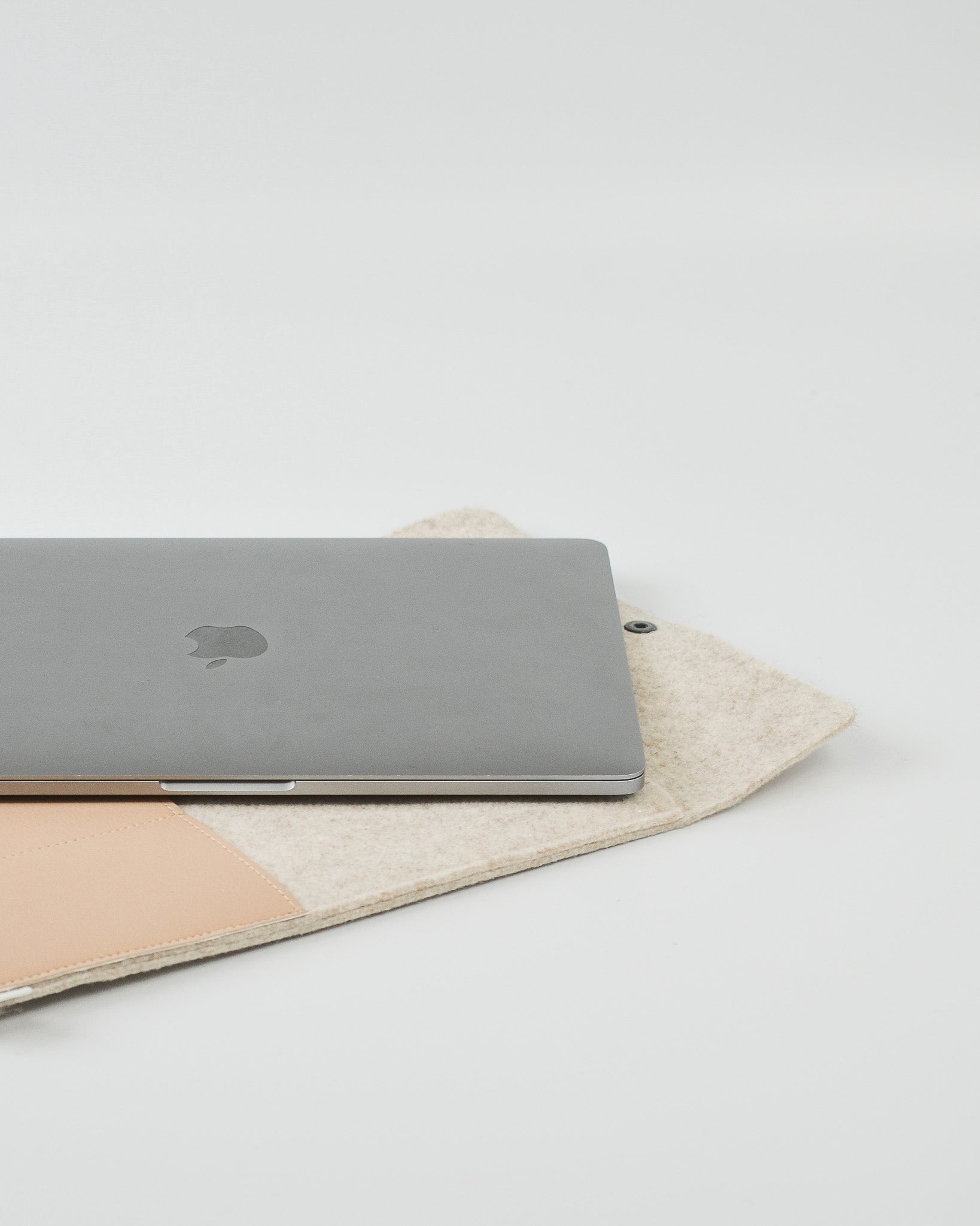 laptophoes BEAU van gerecycled wolvilt en vegan appelleer beige