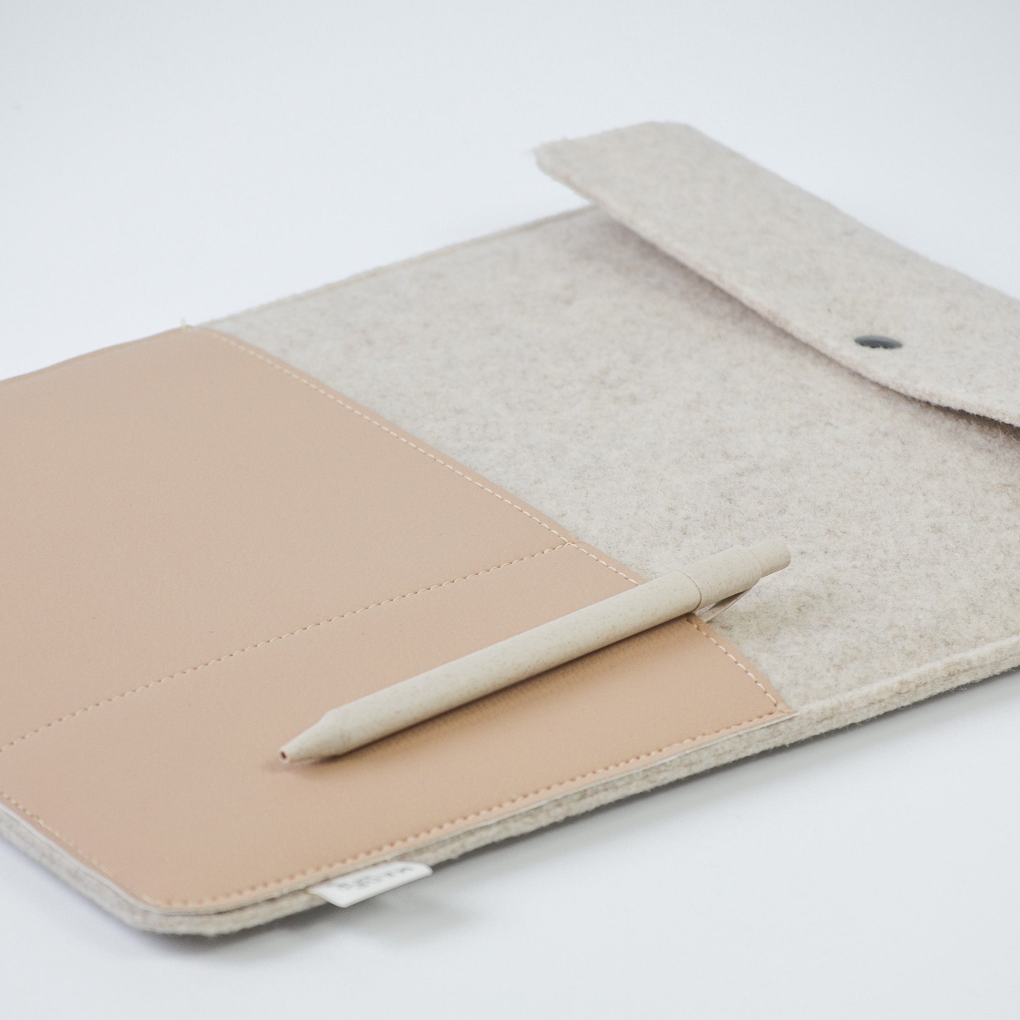 laptophoes BEAU van gerecycled wolvilt en vegan appelleer beige