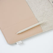 laptophoes BEAU van gerecycled wolvilt en vegan appelleer beige