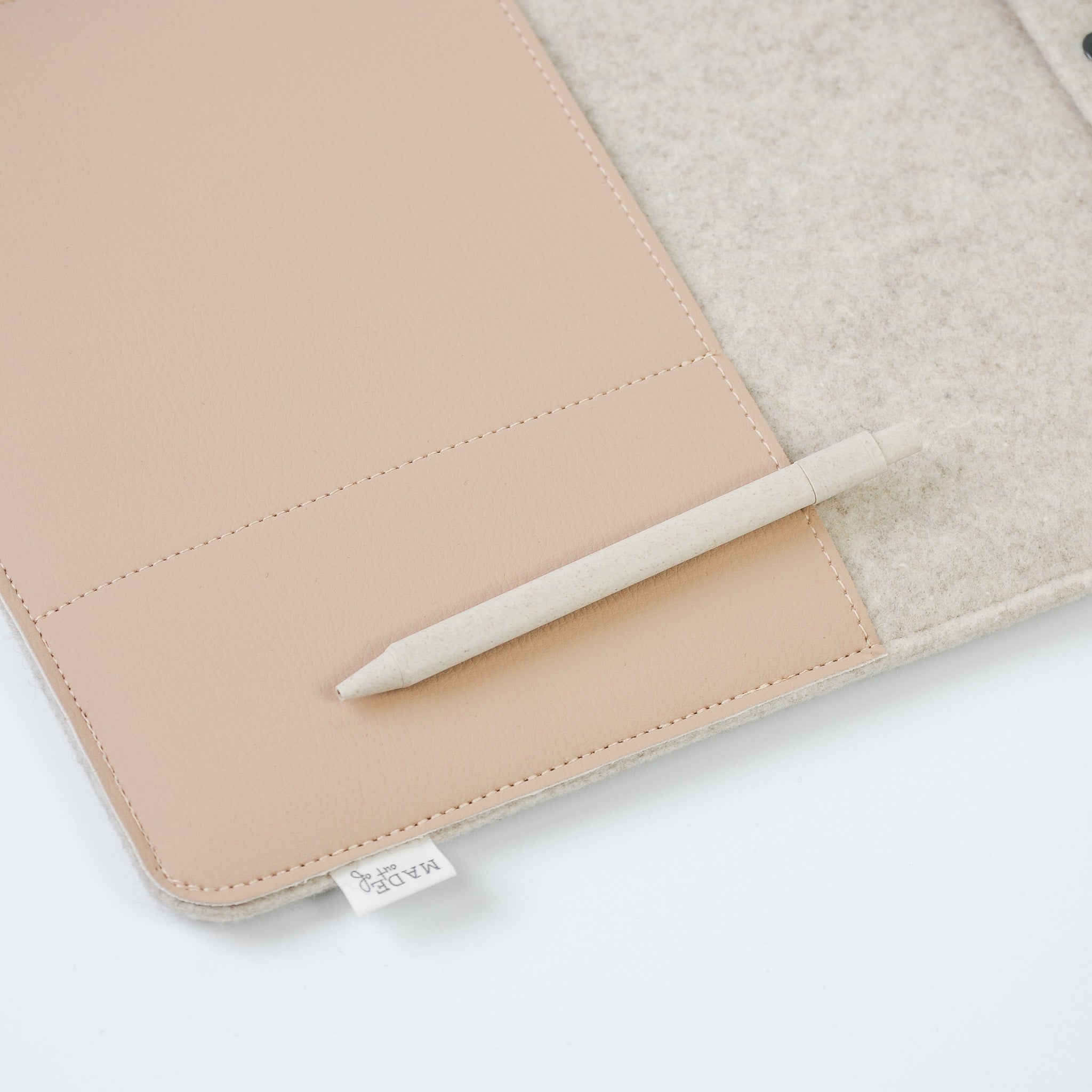 laptophoes BEAU van gerecycled wolvilt en vegan appelleer beige