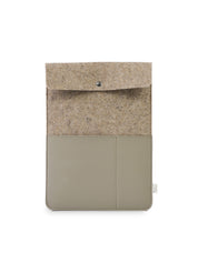 laptophoes BEAU van gerecycled wolvilt en vegan appelleer taupe