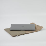 laptophoes BEAU van gerecycled wolvilt en vegan appelleer taupe