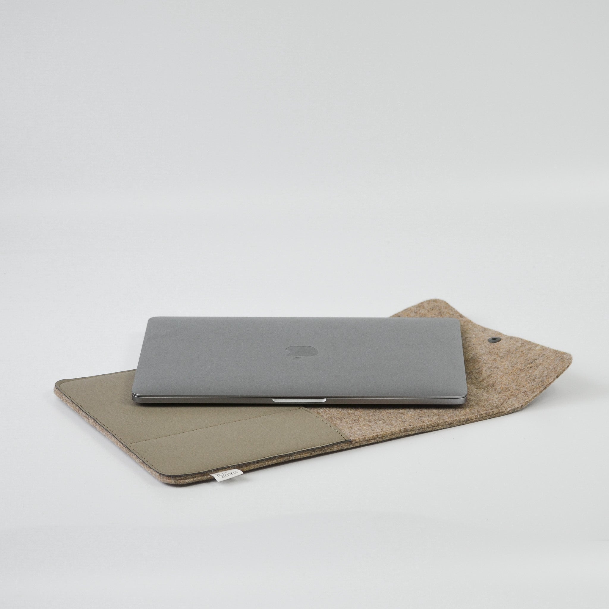 laptophoes BEAU van gerecycled wolvilt en vegan appelleer taupe