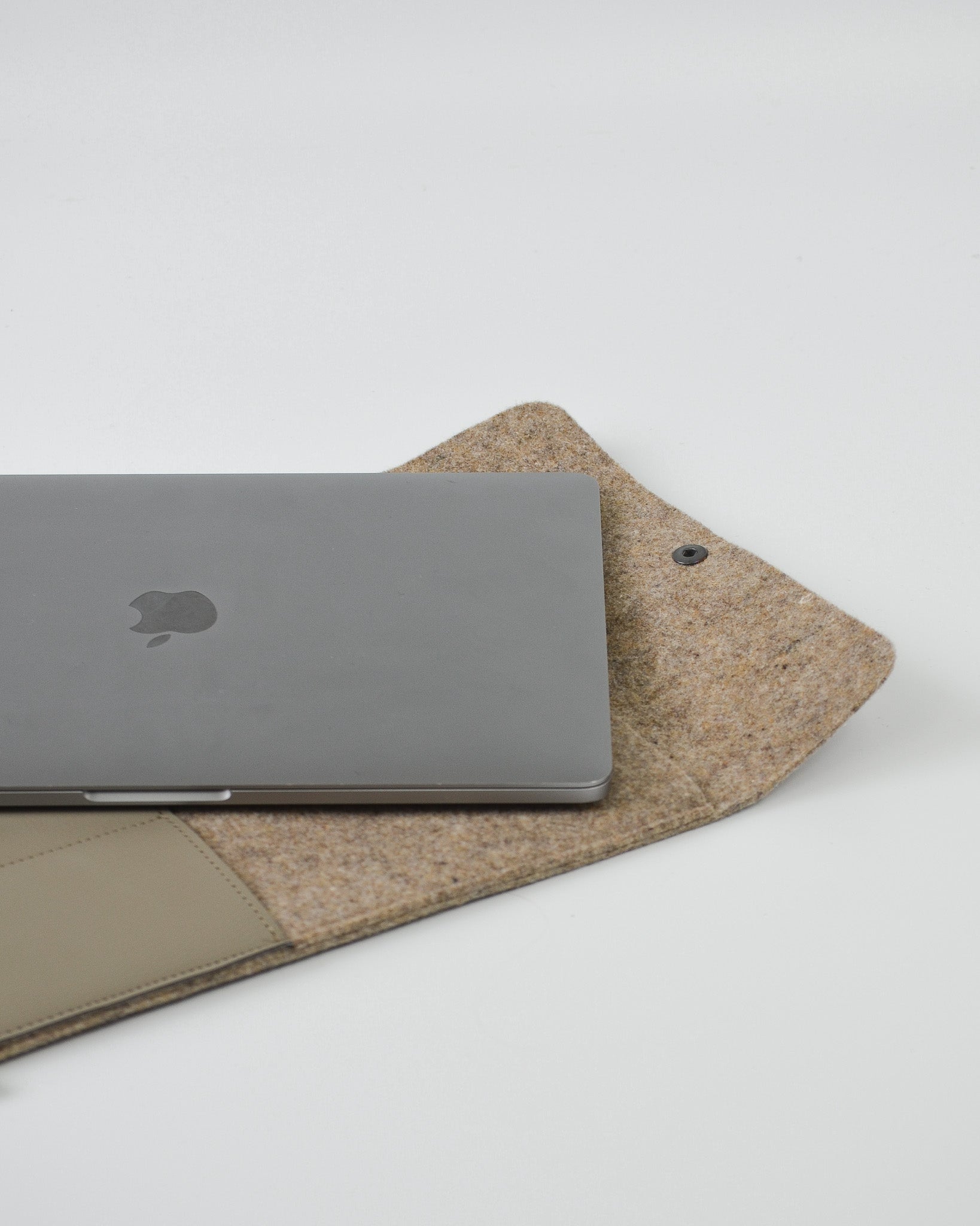 laptophoes BEAU van gerecycled wolvilt en vegan appelleer taupe