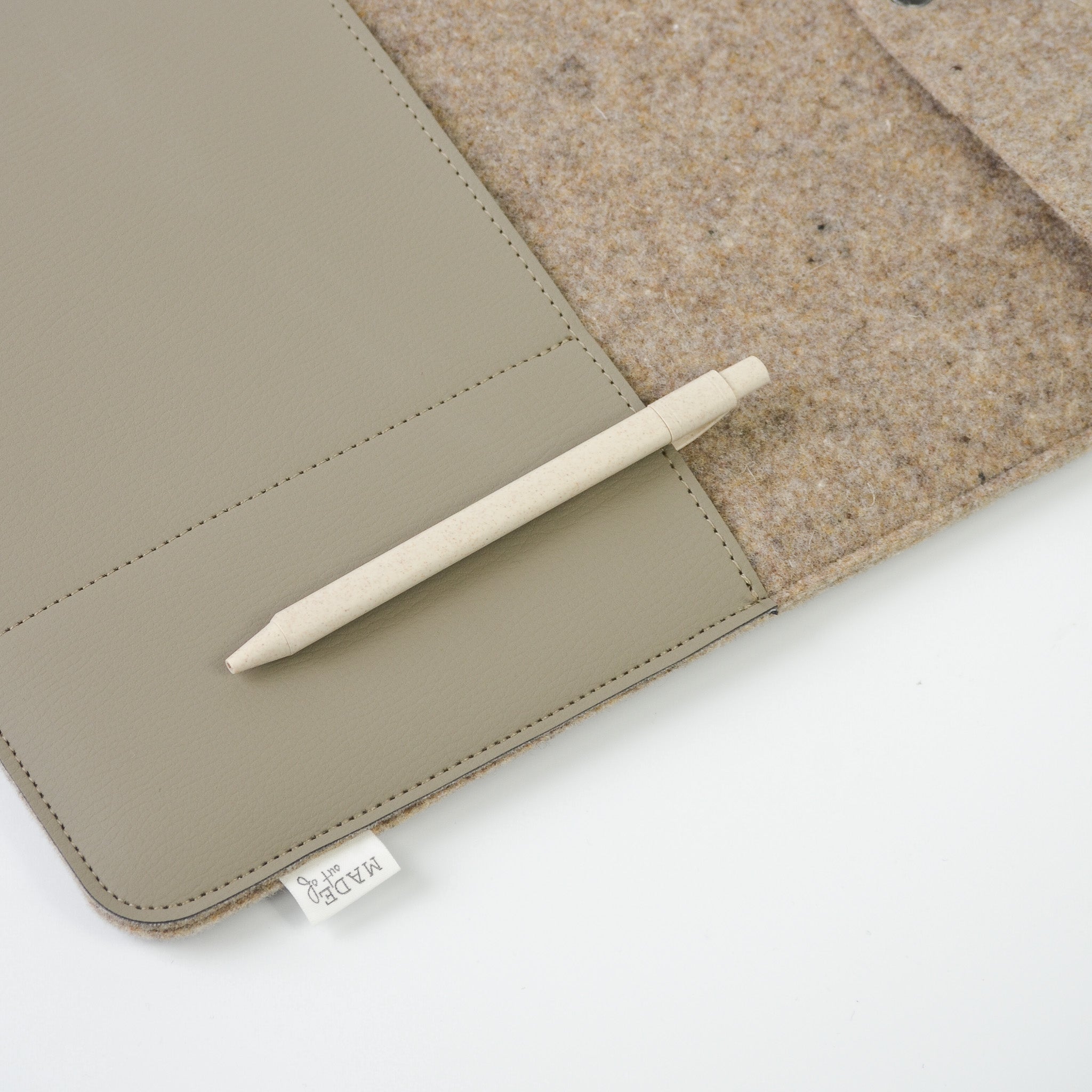 laptophoes BEAU van gerecycled wolvilt en vegan appelleer taupe en met pen vak