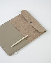 laptophoes BEAU van gerecycled wolvilt en vegan appelleer taupe