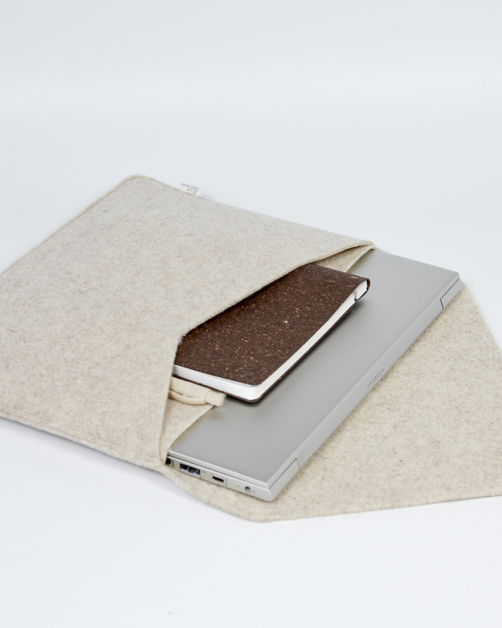 laptophoes MARO van duurzaam, stijlvol recycled wol, beige