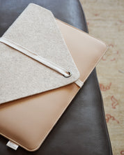 laptophoes MARO van duurzaam recycled wol en stijlvol vegan appelleer beige