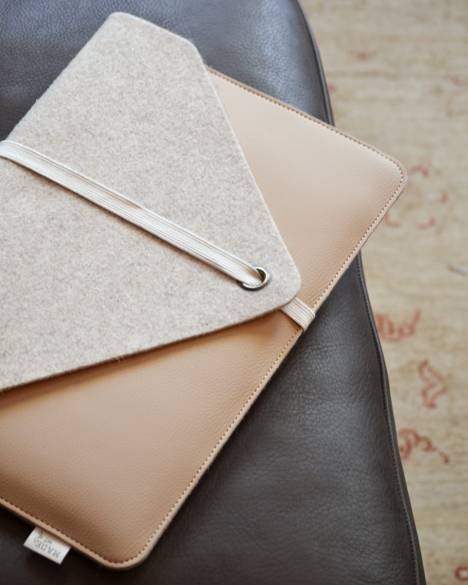 laptophoes MARO van duurzaam recycled wol en stijlvol vegan appelleer beige