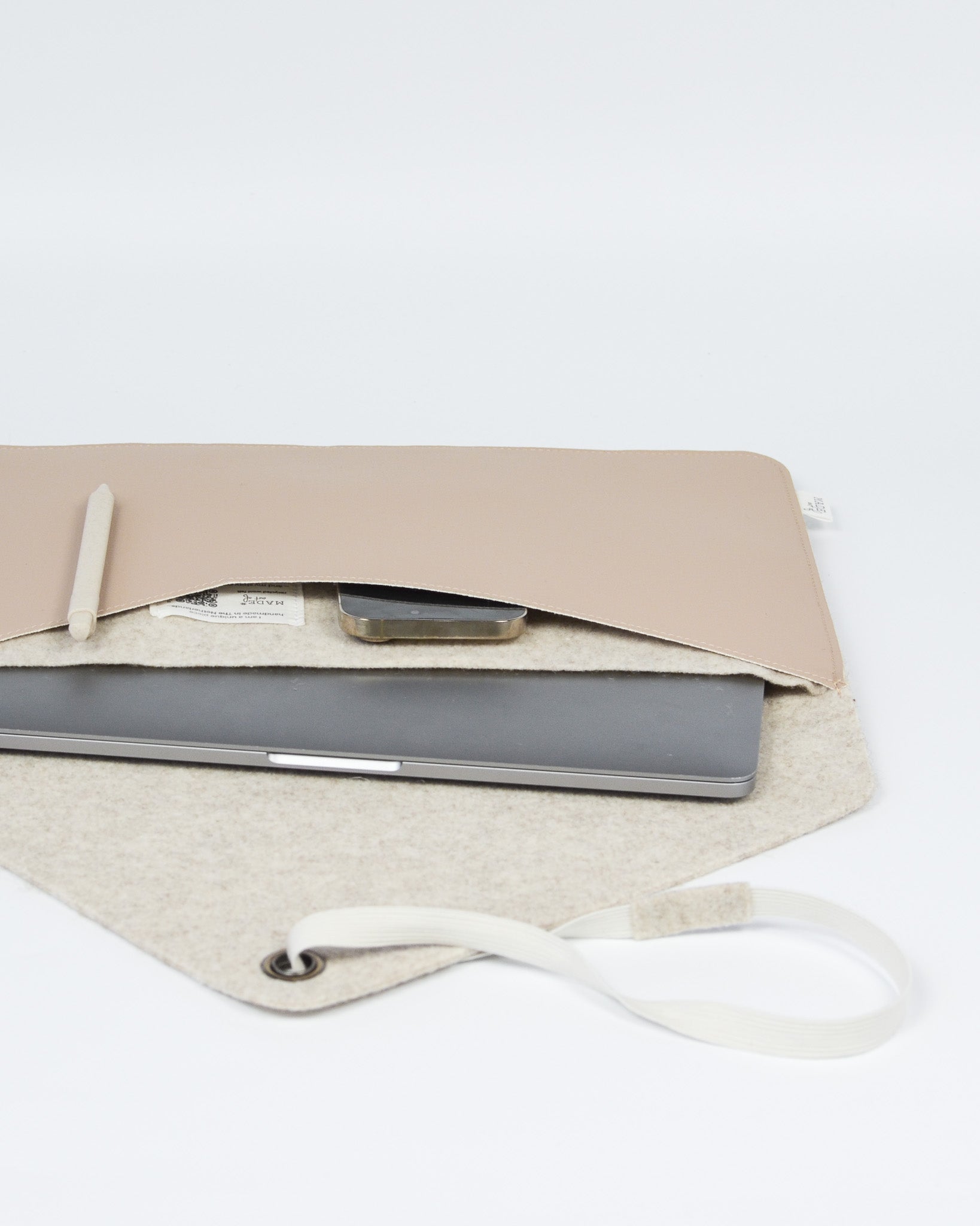 laptophoes MARO van duurzaam recycled wol en stijlvol vegan appelleer beige binnenkant