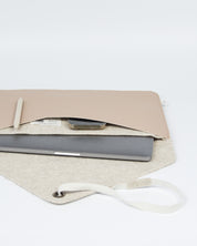 laptophoes MARO van duurzaam recycled wol en stijlvol vegan appelleer beige binnenkant