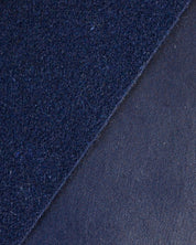 Made out of laptophoes donkerblauw wolvilt en vegan appelleer materiaaal close-up