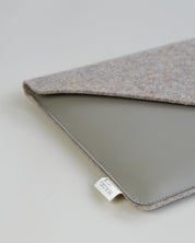 Laptophoes Maro van gerecycled wolvilt  en vegan appelleer taupe